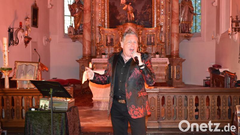 Reiner Kowalski begeisterte beim Gospelkonzert "He Touched Me" in der Mariä-Himmelfahrtskirche in Grafenwöhr. Bild: rgr