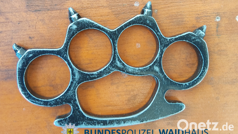 Die Bundespolizei Waidhaus hat bei Kontrollen an der A6 unter anderem einen Schlagring sichergestellt. Bild: Bundespolizei