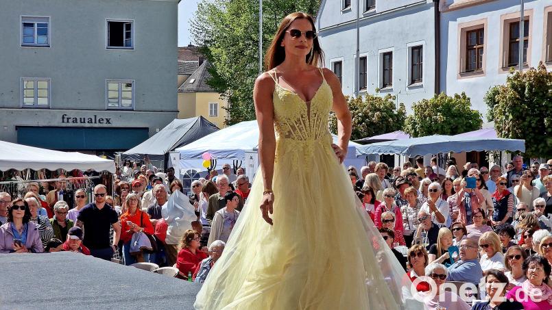 Das Bühnenprogramm vor dem Alten Rathaus in Weiden lockt viele Besucher auf den Jubilatemarkt. Bild: R.Kreuzer