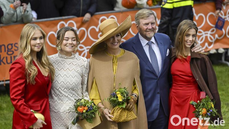 Prinzessin Amalia, Prinzessin Ariane, Königin Máxima, König Willem-Alexander und Prinzessin Alexia (von links) posieren bei den Feierlichkeiten zum Königstag für ein Foto. Bild: Jilmer Postma/ANP/dpa