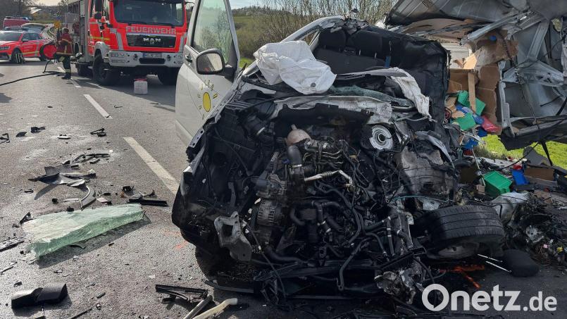 Für den Transporterfahrer kommt jede Hilfe zu spät. Der Fahrer des Tanklastzugs kommt dagegen mit schweren Verletzungen ins Krankenhaus. Bild: Frank Mertel/NEWS5/dpa