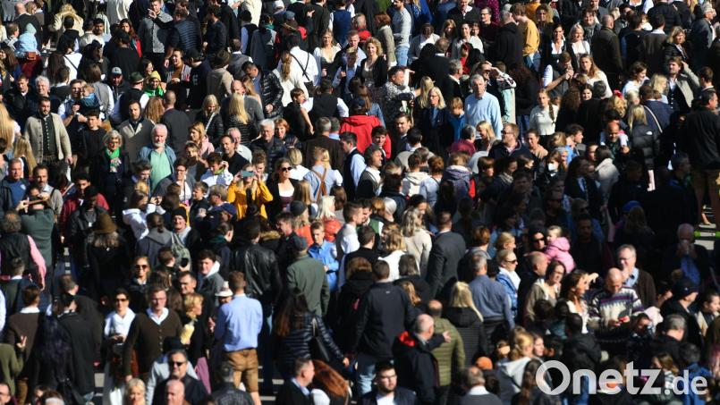 Die Bevölkerung in Bayern wird wachsen - am meisten in Schwaben. (Symbolbild) Bild: Felix Hörhager/dpa