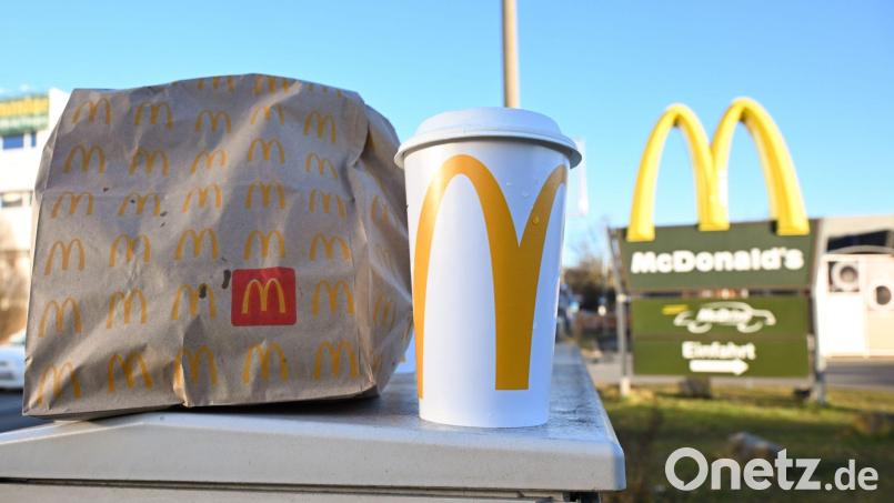 Die Deutsche Umwelthilfe verklagt die Burgerkette McDonald's mit dem Vorwurf des „Greenwashing“. (Archiv) Bild: Bernd Weißbrod/dpa