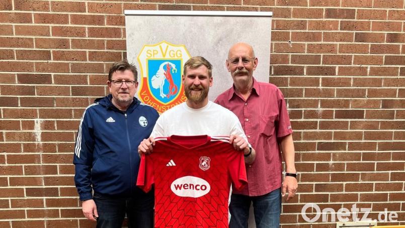 Lukas Mudra (Mitte) wird wieder das Trikot der SpVgg Vohenstrauß tragen. Sportlicher Leiter Stefan Linz (links) und Harald Scheck freuen sich. Bild: SpVgg Vohenstrauß