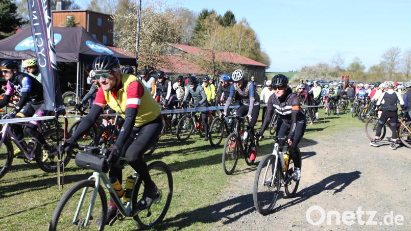 Viele Radfahrer gingen ab Schwarzenbach auf Tour. Bild: Ikom Stiftland