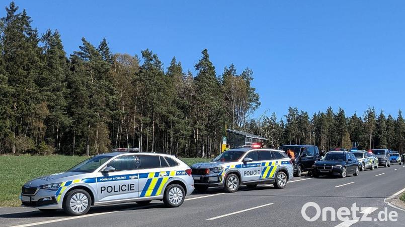 Bayerische und tschechische Polizei üben eine grenzüberschreitende Verfolgung auf der B 299 bei Waldsassen. Symbolbild: Polizeiinspektion Waldsassen