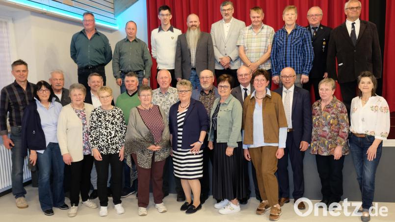 Schon der Apostel Paulus forderte die jungen christlichen Gemeinden dazu auf: "Einer trage des anderen Last". In der Gemeinde Speinshart sind viele bereit, Verantwortung für das Gemeinwohl zu übernehmen, wie sich bei einem Ehrungsabend für verdiente Vereinsmitglieder herausstellte. Bild: Robert Dotzauer