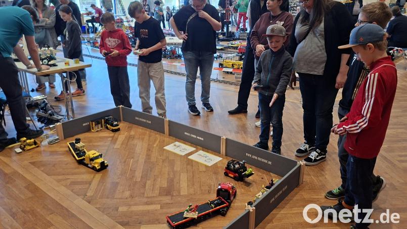 Ihre helle Freude hatten die Kinder, als sie Lego-Trucks mit Fernsteuerung fahren lassen durften. Bild: prh
