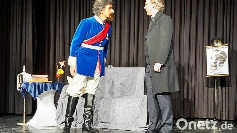 Der Märchenkönig Ludwig II. (Sebastian Schlagenhaufer) und der Nervenarzt Dr. Bernhard von Gudden (Ramon Bessel) treten in dem satirischen Stück zu einem humoristischen Schlagabtausch an. Bild: lg