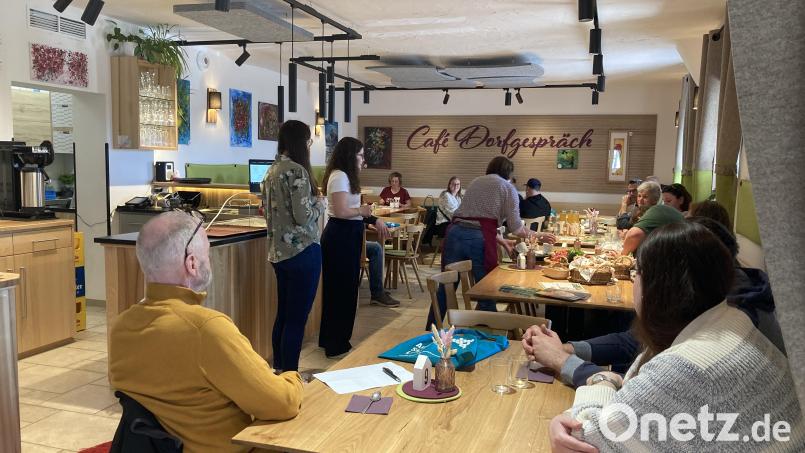 Das Speed-Dating "Landwirt trifft Koch" fand im Café Dorfgespräch in Schalkenthan bei Hahnbach statt. Landwirte und Vertreter der Gastronomie saßen an einem Tisch. Bild: Stefanie Swann