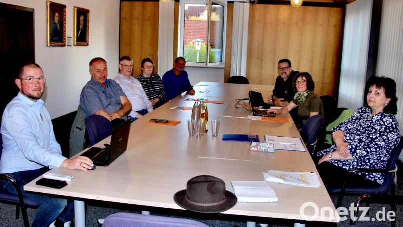 Die Verbandsversammlung des Zweckverbands der Schmidtstandgruppe von links: Kämmerer Christian Link, Christian Sperber (Gemeinde Neukirchen), Stefan Steger und Rete Hafner (Gemeinde Hirschbach), Wasserwart Matthias Aures, Etzelwangs Bürgermeister Roman Berr, Vorsitzende Lydia Zahner und Kerstin Brüning von der Verwaltungsgemeinschaft Neukirchen. Bild: ds