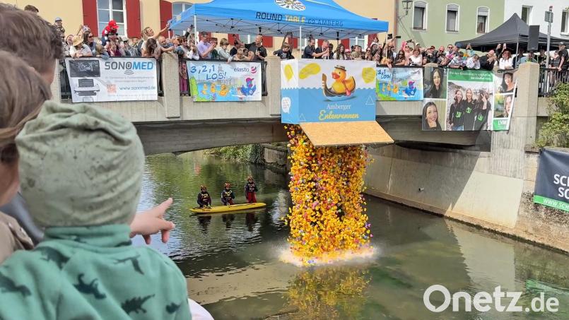 Bunte Plastikenten fluten die Vils: Das Amberger Entenrennen hat auch heuer wieder tausende Zuschauer angezogen. Fantasievoll gestaltete Enten, ein großes Fest und jede Menge Spaß. Bild: Petra Hartl