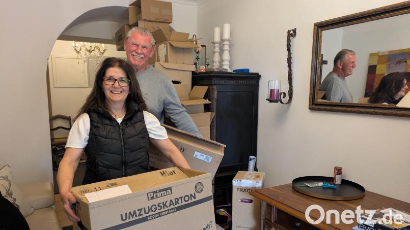 Im Eingangsbereich der Wohnung von Wulla und Reiner Rehak stapeln sich im Moment die Umzugskartons: Das Ehepaar bricht die Zelte in Waldsassen ab und wandert nach Griechenland aus. Bild: Paul Zrenner