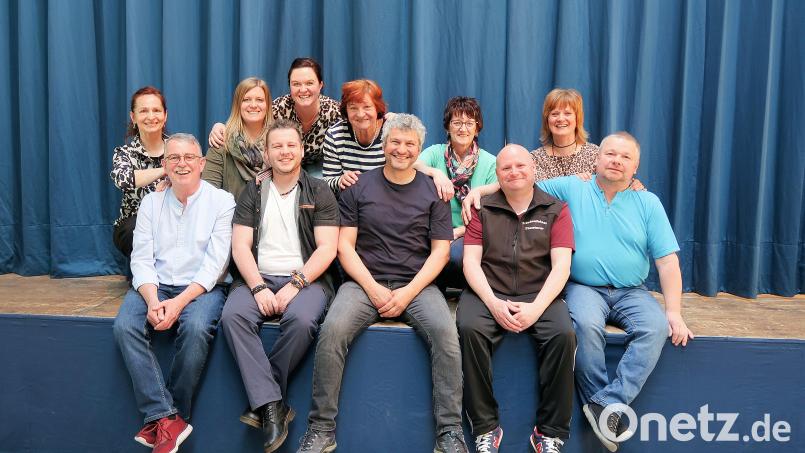 Noch sitzen die Akteure der Laienspielgruppe Friedenfels vor der Bühne. Die Kulisse in der Wohnstube hinter dem Vorhang, die in diesem Jahr mit großen Porträts „gewisser Herren“ glänzt, wollen sie erstmals am 2. Mai dem Publikum präsentieren. Bild: bsc