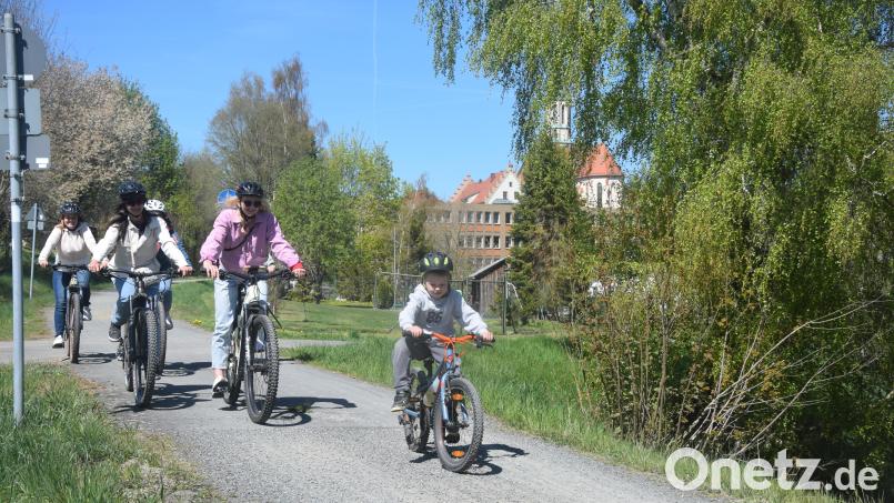 Radlspaß pur beim Radlsonntag. Der kleine Flori gibt den Mädls hinter ihm die Schlagzahl als Schrittmacher vor. Das ohne "E". Bild: fz