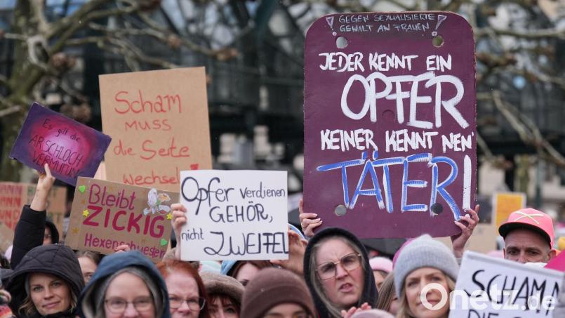 Tausende Menschen, vor allem Frauen, sind in den vergangenen Wochen in Deutschland auf die Straße gegangen, um gegen sexualisierte Gewalt zu demonstrieren. Ausgelöst hat die Demonstrationen der aufsehenerregende Fall Fernandes / Ulmen, doch es ist kein Einzelfall, wie auch Beispiele aus der Oberpfalz zeigen. Archivbild: Marcus Brandt/dpa