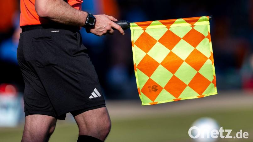 Leicht kuriose Situation in Kulmain: Der Schiedsrichter fiel verletzungsbedingt aus, weshalb plötzlich zwei Brüder als Linienrichter agierten. Symbolbild: David Inderlied/dpa