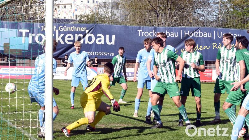 Der SV Mitterteich gewann am Samstag gegen den TSV Obernsees mit 2:0. Hier schießt Simon Wunderlich (Mitte) zum 1:0 ein. Bild: Gebert