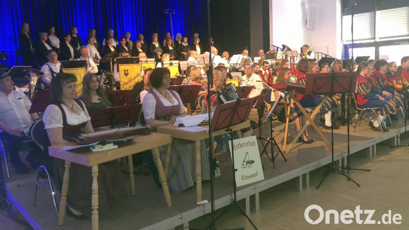 Die Auszeichnung "Landmusikort 2026" wurde in Erbendorf mit einem Gemeinschaftskonzert in der Stadthalle groß gefeiert. Bild: wro