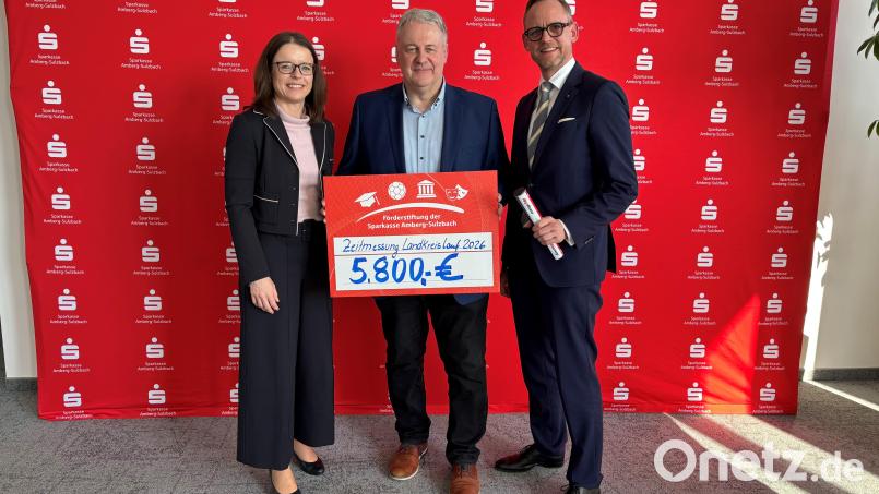 Die Förderstiftung, vertreten durch die Stiftungsratsmitglieder Sonja Kalb und Landrat Richard Reisinger sowie Stiftungsratsvorsitzenden Thomas Pickel (von links), unterstützen den 40. Landkreislauf mit einer Spende. Bild: Kathrin Schmidt