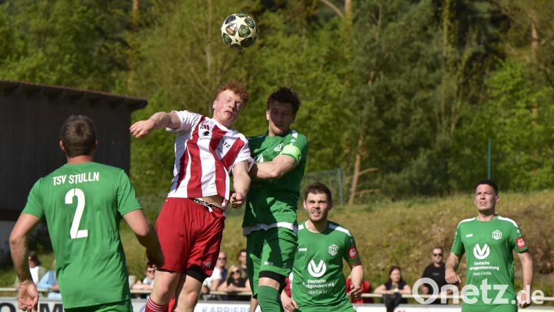 Johannes Saffert (Mitte links) von der DJK Dürnsricht im Kopfballduell mit Wilhelm Frank (Mitte rechts) vom TSV Stulln. Bild: Hans Mark