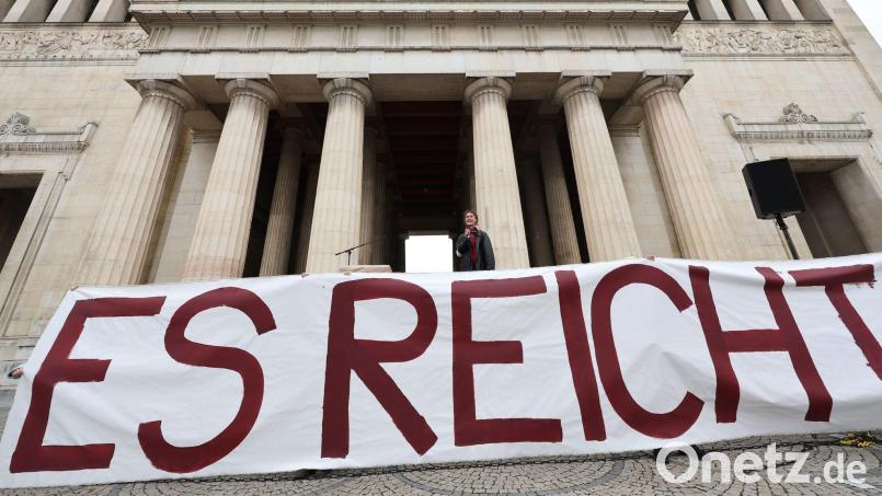 Ein Transparent mit der Aufschrift „Es reicht!“ ist bei einer Kundgebung gegen sexualisierte Gewalt auf dem Königsplatz aufgespannt. Zu der Demonstration unter dem Motto „Gegen patriarchale Gewalt – für ein Ende der Unterdrückung“ aufgerufen hatte die Grüne Jugend München. Bild: Karl-Josef Hildenbrand/dpa