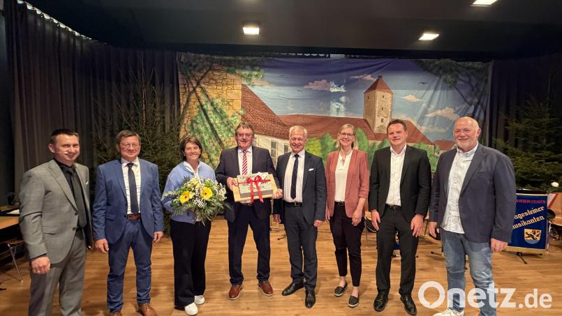 Zweiter Bürgermeister Thorsten Grädler (Fünfter von links) überreichte im Namen des Stadtrats einen gravierten Pflasterstein und Blumen an Gerlinde und Hans-Martin Schertl (Dritte und Vierter von links). Bild: Stefanie Gradl