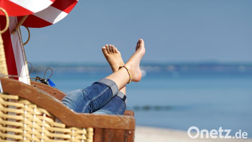 Die Füße hoch - es ist Urlaubszeit. Aber haben Sie auch Ihre Urlaubsansprüche im Blick? Bild: Jenny Sturm/stock.adobe.com