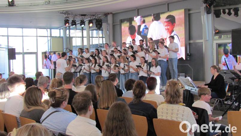 Gebannt lauschten die zahlreichen Gäste dem Vortrag des Chores N.E.W. Voices , teils wurde auch mitgeklatscht und mitgeschnippt. Bild: sei