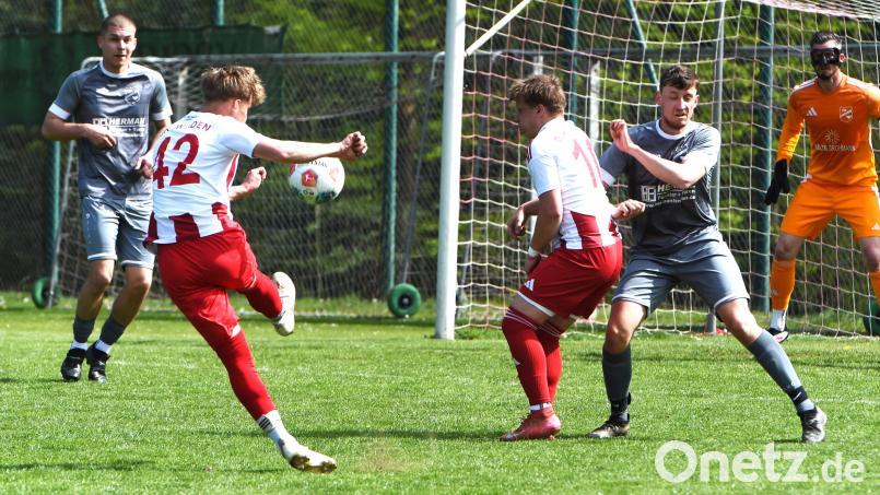 Giuseppe Roma (vorne links) von der DJK Weiden versucht sich mit einem Abschluss. Am Ende gewann die DJK Irchenrieth die Partie allerdings mit 2:1 und bleibt damit punktgleicher Tabellenführer. Bild: Gerhard Büttner