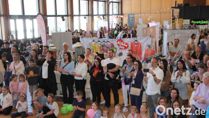 Die Vorführungen auf der Bühne fanden viel Aufmerksamkeit. Bild: Konrad Rosner