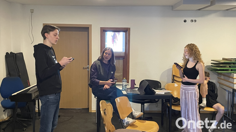 Darsteller Maximilian Süß (Prinz Johann), Regisseurin Laura Schmucker und Rapunzel-Darstellerin Mia Puhane bei einer ersten Gesangsprobe für das Kinder-Musikstück "Rapunzel". Bild: Johannes Pausch