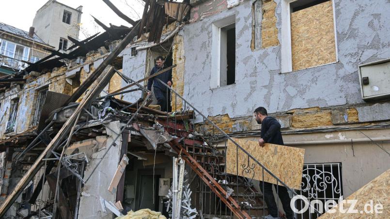 Immer wieder trifft es Wohnhäuser in Odessa - hier bei einem russischen Angriff vor wenigen Tagen. (Archivbild) Bild: Michael Shtekel/AP/dpa
