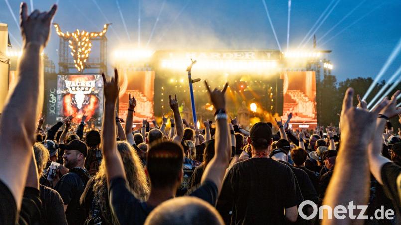In diesem Jahr ändert sich beim Wacken Open Air nicht nur die Bechergröße, es sinkt auch der Bierpreis. Bild: Axel Heimken/dpa