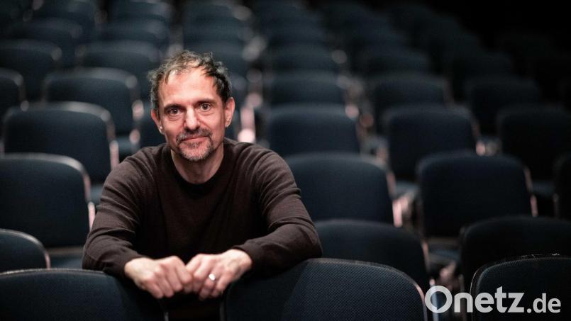 Festival-Chef Kröck will an der Einladung der Theatergruppe aus Teheran festhalten - dann eben im nächsten Jahr. (Archivbild) Bild: Fabian Strauch/dpa