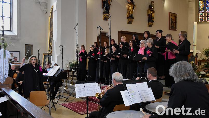 Das Ensemble Kreuzer mit Dirigentin und Chorleiterin Brigitte Kreuzer (vorne, links) bot in der Tirschenreuther Pfarrkirche gemeinsam mit einem kleinen Orchester einen besinnlichen, musikalisch hochqualitativen Nachmittag. Bild: ubb