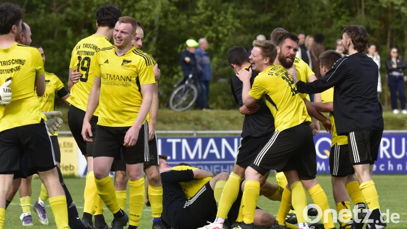 Ausgelassen war der Jubel bei den Spielern des SV Trisching am Sonntag nach dem Sieg gegen die SpVgg Pfreimd II und den Aufstieg in die Kreisliga. Bild: Hans Mark