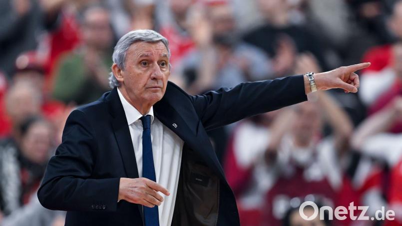 Bayern-Trainer Svetislav Pesic gibt am Spielfeldrand Anweisungen an sein Team. (Archivbild) Bild: Sven Hoppe/dpa