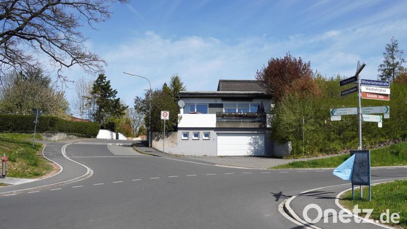 Die Einfahrt zum Kapellenweg in Pressath von der Wollauer Straße aus gesehen. Der Kapellenweg wird bald wegen Arbeiten an den Wasserleitungen und an der Kanalisation gesperrt. Bild: jma