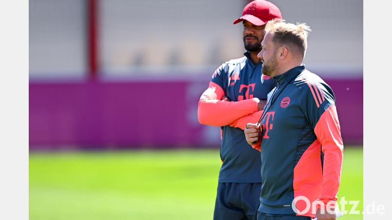 Beim Abschlusstraining in München war der gesperrte Cheftrainer Vincent Kompany noch ganz normal dabei. Rechts sein Assistent Aaron Danks, der im Pariser Prinzenpark die Chefrolle übernehmen wird. Bild: Sven Hoppe/dpa