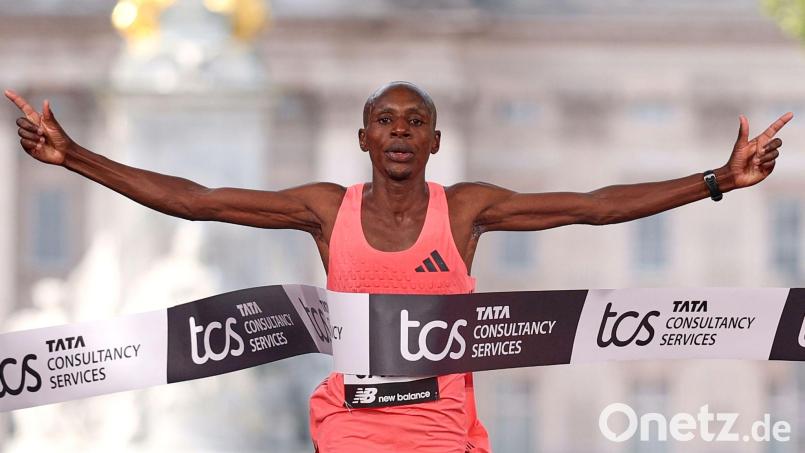 So schnell war zuvor noch keiner: der neue Marathon-Weltrekordler Sabastian Sawe. Bild: Ian Walton/AP/dpa