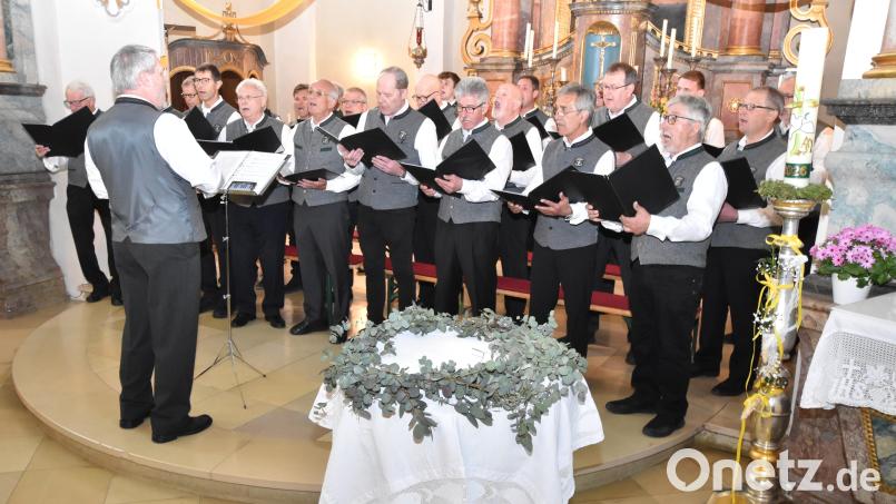 Unter der Leitung von Clemens Lindner präsentierte der Männergesangverein Illschwang einen breitgefächerten Querschnitt der musikalischen Fähigkeiten. Bild: Norbert Weis