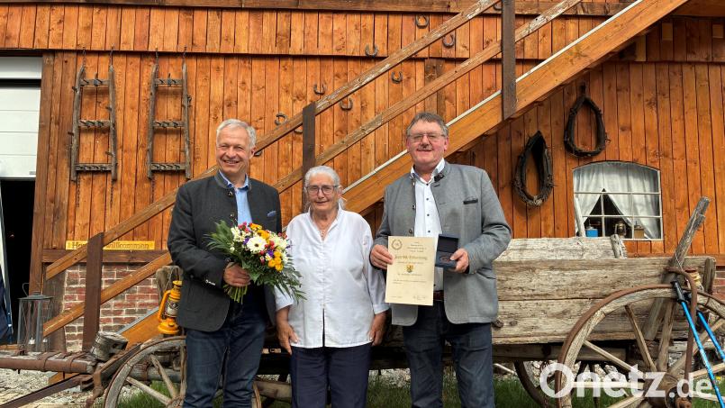 Bürgermeister Hans-Martin Schertl und der künftige Bürgermeister Thorsten Grädler gratulierten Therese Kraus zum 90. Geburtstag. Bild: Stefanie Gradl