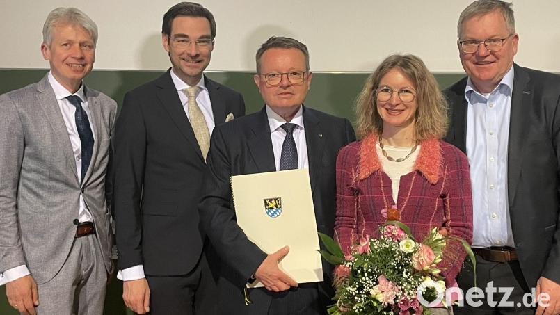 Für seine Verdienste um die OTH Amberg-Weiden wurde der ehemalige Hochschulpräsident Prof. Dr. Erich Bauer (Mitte, hier mit dem amtierenden Präsidenten Prof. Dr. Clemens Bulitta, Laudator Dr. Stephan Oetzinger, Ehefrau Alexandra und OB Michael Cerny) mit dem Kulturpreis der Stadt Amberg ausgezeichnet. Bild: Susanne Schwab