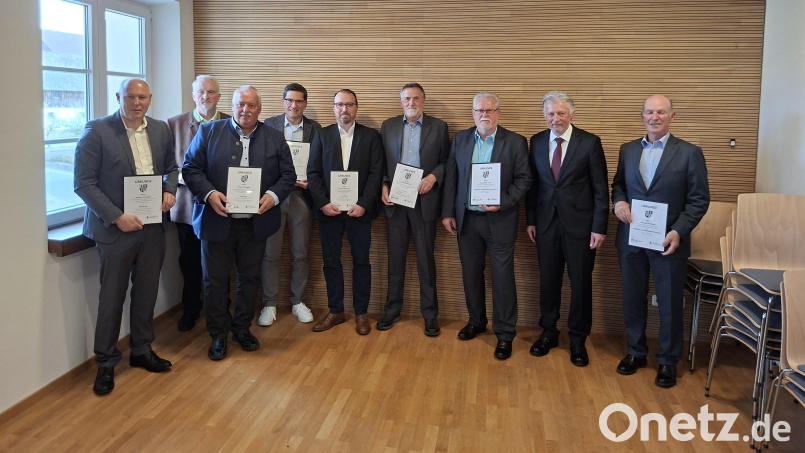 Michael Ebenhöch, Lothar Müller, Hans-Dieter Dietl, Franz Wittmann, Thomas Richtmann, Dr. Marco Heß, Hubert Schwägerl, Reinald Roderer und Markus Preisinger (von rechts) wurden für 18-jährige Tätigkeit im Gemeinderat geehrt bzw. aus dem Gremium verabschiedet. Bild: prh