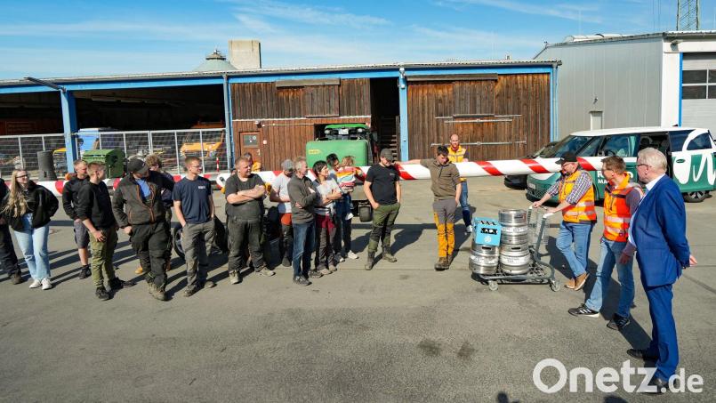 Der Bayreuther Oberbürgermeister Thomas Ebersberger (CSU, rechts im Bild) nimmt den gestohlenen Maibaum wieder in Empfang. Bild: Steffen Huber/Stadt Bayreuth/dpa