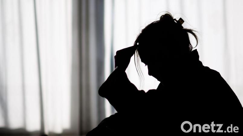 Viele junge Menschen nutzen KI-Chatbots, um über seelische Probleme zu sprechen – Experten warnen vor Risiken. (Symbolbild) Bild: Julian Stratenschulte/dpa