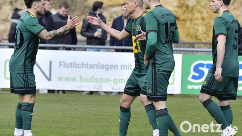 Die Spieler der DJK Ammerthal wollen sich bereits in Buckenhofen zur Meisterschaft abklatschen. Bild: Hubert Ziegler