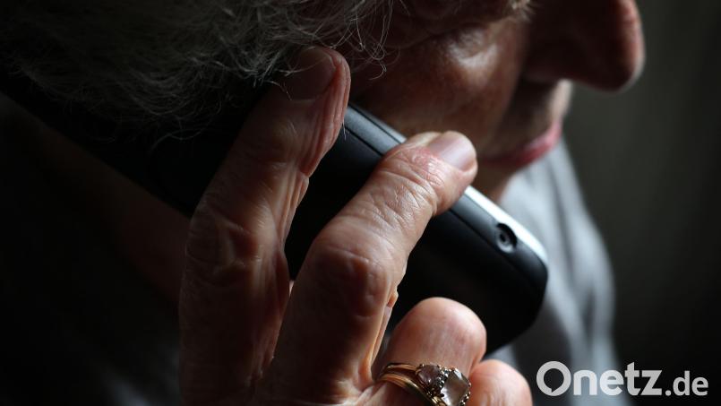 Eine 67-jährige Frau aus Amberg fällt auf Telefonbetrüger herein und wird um 6.000 Euro gebracht. Symbolbild: Karl-Josef Hildenbrand/dpa