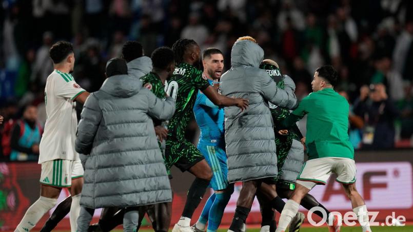 Algeriens Torhüter Luca Zidane (M) könnte für die WM ausfallen. (Archivbild) Bild: Themba Hadebe/AP/dpa
